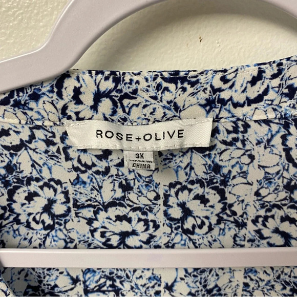 Rose + Olive Blue Floral Blouse Size 3X - Picture 2 of 4